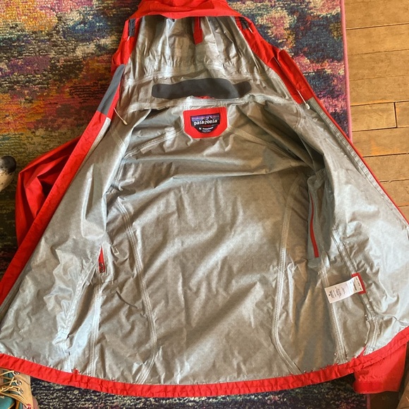Patagonia rain jacket, good condition. - Picture 4 of 5